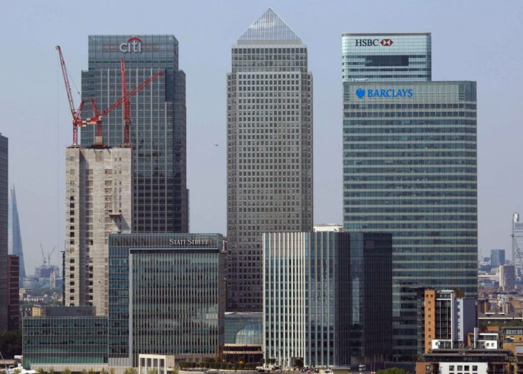Suurten pankkien pilvenpiirtäjiä Lontoon Canary Wharfissa.