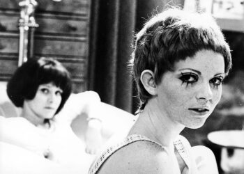 Vuoden 2012 suomalaisia vuonna 1969 ensi-iltansa saaneen Ruusujen aika -elokuvan mukaan. Heitä esittivät Ritva Vepsä (takana) ja Tarja Markus.