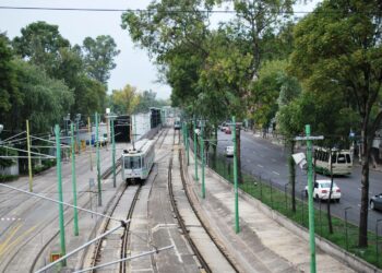 Méxicon joukkoliikennejärjestelmään kuuluvat kevyet sähköjunat eli Tren Ligero. Kuvassa Xochimilcon linjan juna Estadio Aztecan luona.