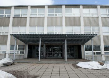 Helsingin opetusvirasto erotti opettajan, joka poisti oppilaan Alppilan yläasteen ruokalasta voimakeinoja käyttäen maaliskuussa. Tapauksesta käynnistyneessä keskustelussa on vaadittu lisää kuria ja Vasemmistonuorten mukaan sivuutettu kouluissa esiintyvien ongelmien syyt.