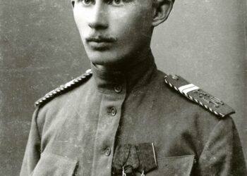 Kuninkaan punikit on tarina sisällissodan jälkeen vuonna 1918 Vienan Karjalaan paenneista suomalaisista punikeista, jotka värvättiin Iso-Britannian armeijaan. Kuvassa punaisen retkikunnan johtaja Iivo Ahava Venäjän armeijan univormussa.