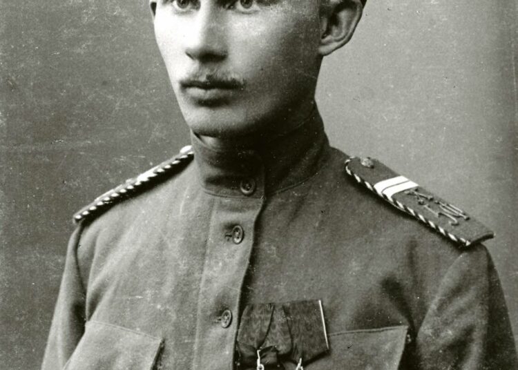 Kuninkaan punikit on tarina sisällissodan jälkeen vuonna 1918 Vienan Karjalaan paenneista suomalaisista punikeista, jotka värvättiin Iso-Britannian armeijaan. Kuvassa punaisen retkikunnan johtaja Iivo Ahava Venäjän armeijan univormussa.