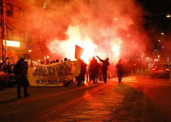 Kiakkovieraiden mielenosoituskulkue Tampereella perjantaina 6. joulukuuta.