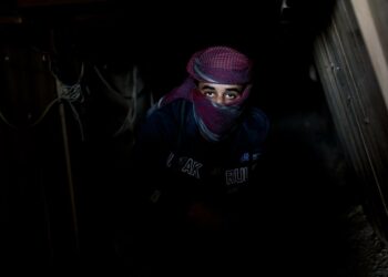 Palestiinalaismies salakuljetustunnelissa Gazan alueen ja Egyptin rajalla. Egypti on tiivistänyt toimiaan tunnelien sulkemiseksi.