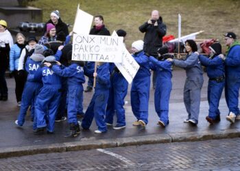 Opiskelijajärjestöt osoittavat maanantaina mieltä Säätytalolla.