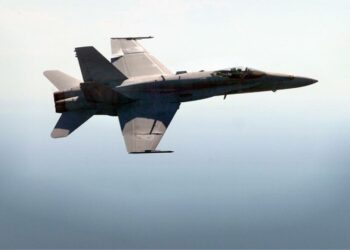 Keskusta haluaa linjaukset Horneteja korvaavista miljardihankinnoista jo ensi hallituskaudella. Kuvassa Hornet F-18D Helsinki-Vantaan kentällä vuonna 2012.