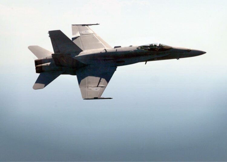 Keskusta haluaa linjaukset Horneteja korvaavista miljardihankinnoista jo ensi hallituskaudella. Kuvassa Hornet F-18D Helsinki-Vantaan kentällä vuonna 2012.