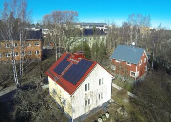 Kumpulan aurinkosähkö-hankkeen ensimmäiset paneelit asennettiin Auli Kontisen omakotitalon katolle.