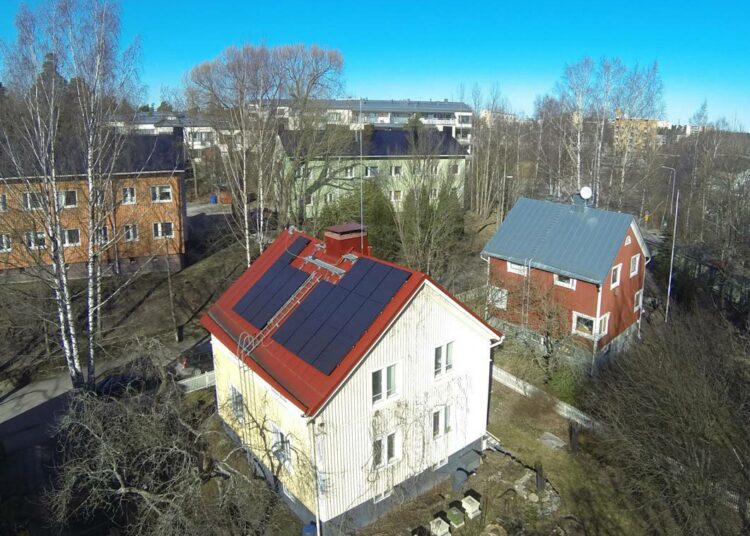 Kumpulan aurinkosähkö-hankkeen ensimmäiset paneelit asennettiin Auli Kontisen omakotitalon katolle.
