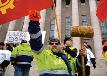 Kirjoittaja muistuttaa, että aiemmat sukupolvet taistelivat, vaativat ja ottivat saavutetut edut joukkovoimalla. Nyt joukkovoimaa tarvitaan taas. AKT:n ahtaajat osoittivat mieltä vuonna 2010 Eduskuntatalon edessä, koska heidän mielestään EK puuttui liittotason sopimusneuvotteluihin.