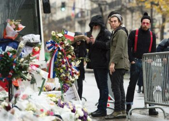 Yhdysvaltalaisen Eagles of Death Metal -yhtyeen jäsenet vierailivat tiistaina rockklubi Bataclanin edustalla Pariisissa muistamassa terrori-iskun uhreja. Asemiehet hyökkäsivät klubille yhtyeen konsertin aikana 13. marraskuuta ja surmasivat 90 ihmistä.