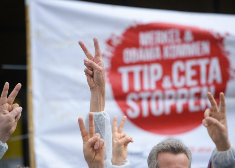 EU:n ja Yhdysvaltain välisen TTIP- ja Kanadan ja EU:n välisen CETA-sopimuksen vastustajat osoittivat mieltä Hannoverissa Saksassa, jossa Yhdysvaltain presidentti Barack Obama vierailee tulevana viikonloppuna.