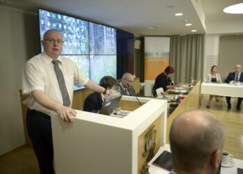 Oikeus- ja työministeri Jari Lindström pyöreän pöydän keskustelutilaisuudessa keskiviikkona.