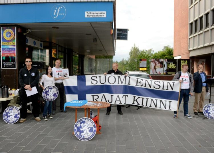 Pieni joukko osoitti mieltään Itäkeskuksen Tallinnanaukiolla. Yleisö buuasi.