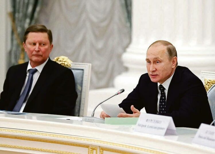 Venäjän presidentti Vladimir Putin erotti presidentinhallinnon päällikön Sergei Ivanovin (kuvassa vasemmalla).