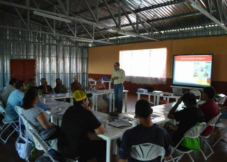Brasilialainen asiantuntija Elías De Melo kertoo ilmastonmuutoksen vaikutuksista costaricalaisille kahvinkasvattajille Llano Boniton kunnassa.