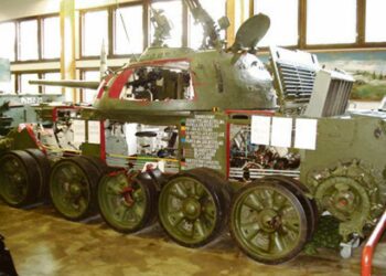 Avattu T-54 Parolan panssarimuseossa.
