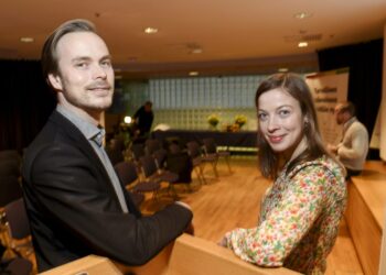 Vasemmistoliiton puoluesihteeri Joonas Leppänen ja puheenjohtaja Li Andersson. Puoluehallitus vaati keskiviikkona palveluiden yksityistämiseen ja yhtiöittämiseen perustuvan sote-mallin hylkäämistä.