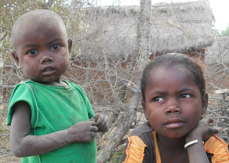 Kuivuuden koettelemassa Keniassa on ruoka-avun tarpeessa ainakin miljoona lasta.