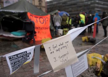 Turvapaikanhakijoiden mielenosoitus on jatkunut Rautatientorilla viikkoja.