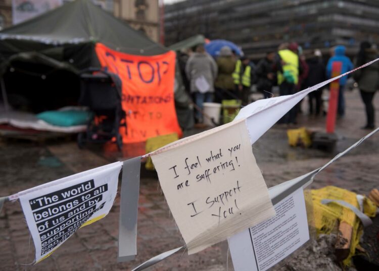 Turvapaikanhakijoiden mielenosoitus on jatkunut Rautatientorilla viikkoja.