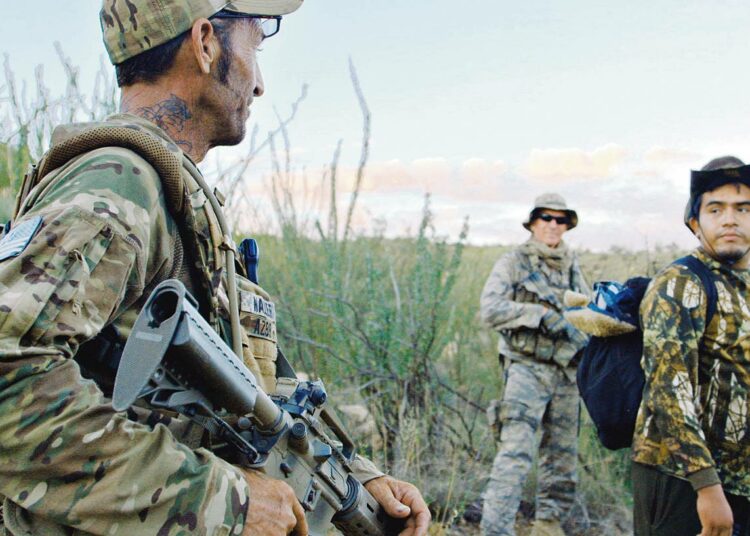 Cartel Land -dokumentin keskushahmoksi nousee Tim ”Nailer” Foley (vas.).