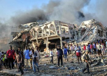 Mogadishun Safari-hotellin edustalla lauantaina tehdyssä pommi-iskussa kuoli ainakin 320 ihmistä. Iskun varsinaisena kohteena oli Mogadishun lentokenttäalue, jossa Afrikan unionin joukoilla ja Yhdysvaltojen sotilailla on tukikohtansa.