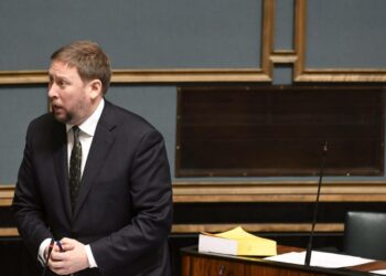 Vasemmistoliiton kansanedustaja ja entinen ministeri Paavo Arhinmäki kehotti FB-kirjoituksessaan pohtimaan tietovuotajien motiiveja ja tavoitteita.