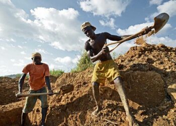 Miljoonat ihmiset hankkivat elantonsa pienimuotoisella kaivostoiminnalla, kuten kuvan sierraleonelaiset timanttien etsijät.