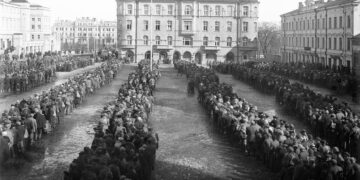 Vangittuja punaisia Tampereen Keskustorilla vuonna 1918.