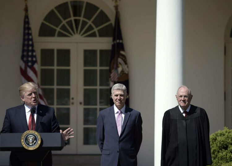 Presidentti Donald Trump puhumassa huhtikuussa 2017 ennen hänen nimittämänsä korkeimman oikeuden tuomarin Neil Gorsuchin (kesk.) virkavalaa. Oikealla Anthony Kennedy, joka keskiviikkona ilmoitti jäävänsä eläkkeelle.