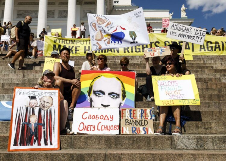 Helsinki Calling mielenosoituksessa 15. heinäkuuta vaadittiin Venäjän ja Yhdysvaltojen presidenteiltä ihmisoikeuksien kunnioittamista.