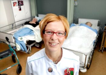 Aino-Kaisa Pekonen työskenteli terveyskeskuksen vuodeosastolla kotikaupungissaan Riihimäellä. Kuva on vuodelta 2007.