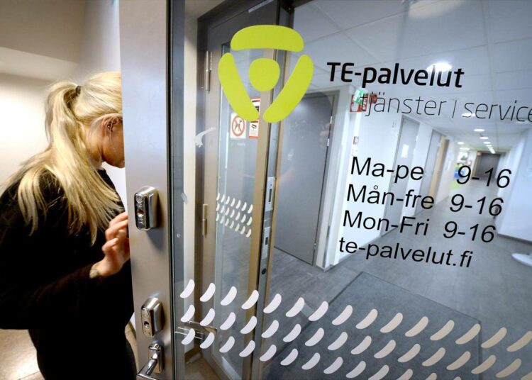 Työtakuun toteutus vaatii toimia työvoimapalvelujen ja työnvälityksen parantamiseksi.