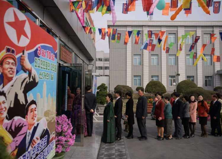 Äänestäjiä jonottamassa sunnuntain vaaleissa Pjongjangissa.
