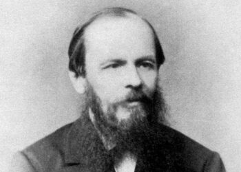 F.M. Dostojevskin toimittajatausta vaikutti siihen, että hän ei kuvannut henkilöitään menneisyyden, ympäristön tai kasvatuksen näkökulmasta vaan tarkasteli asioita lehtimiehen tavoin nykyhetkessä.