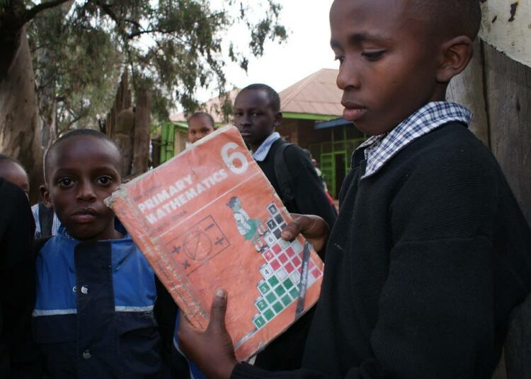 Nuoret pärjäävät, kun heille annetaan tasaveroiset mahdollisuudet, maailman parhaaksi opettajaksi nimetty kenialainen Peter Tabichi uskoo. Kuva peruskoulusta Kenian pääkaupungissa Nairobissa.