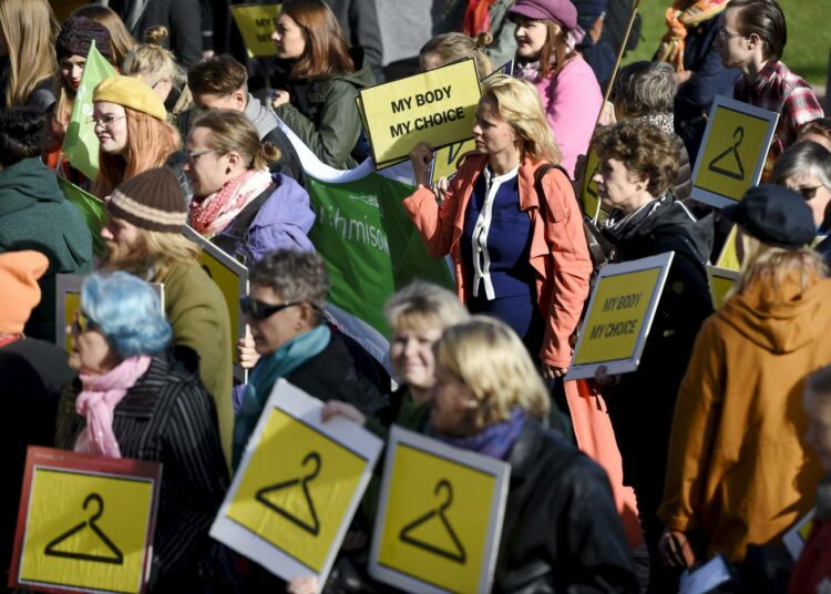 Mielenosoittajia Naisasialiitto Unionin #Vaaravyöhyke-mielenosoituksessa viime syksynä ulkoministeri Timo Soinin aborttikantojen johdosta.