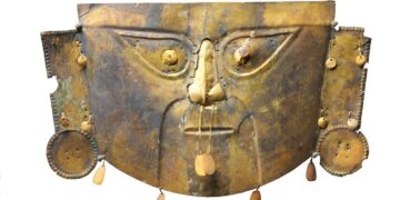 Kansallismuseon näyttely Maailma, jota ei ollut esittelee Väli- ja Etelä-Amerikan muinaisia kulttuureja. Esillä on liki 200 esinettä. Kuvassa kullatusta kuparista tehty hautausnaamio Perun Lambayeque-kulttuurin ajalta (noin 1200 jaa). Avoinna 15.3.20 saakka.