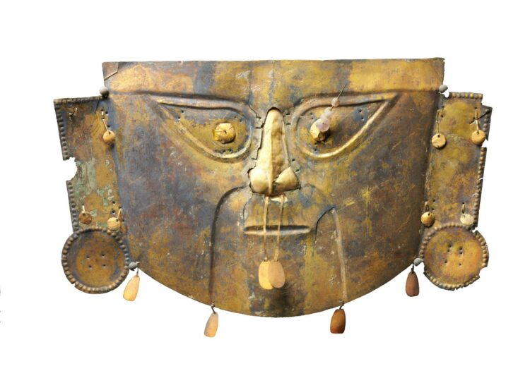 Kansallismuseon näyttely Maailma, jota ei ollut esittelee Väli- ja Etelä-Amerikan muinaisia kulttuureja. Esillä on liki 200 esinettä. Kuvassa kullatusta kuparista tehty hautausnaamio Perun Lambayeque-kulttuurin ajalta (noin 1200 jaa). Avoinna 15.3.20 saakka.