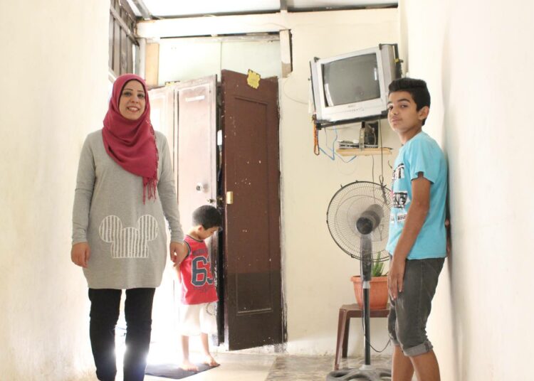 Pikku-Zakaria käy Beit Atfal Assumoudin päiväkotia Nahr El Baredin pakolaisleirissä. Sosiaalityöntekijä Layla El Jindawin vierailu on mieluinen tapahtuma myös isoveli Idrikselle.