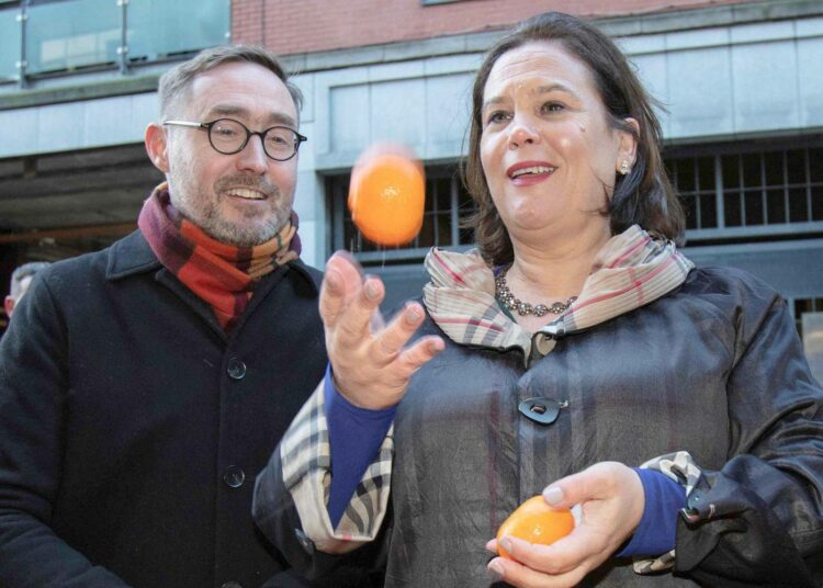 Sinn Féinin johtaja Mary Lou McDonald kävi hedelmäostoksilla maanantaina Dublinissa.