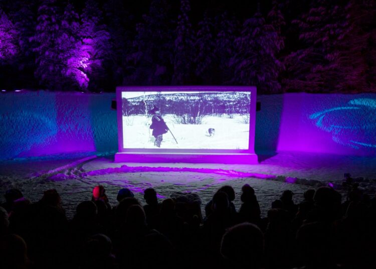 Skábmagovat-elokuvafestivaali järjestettiin tammikuussa Inarissa jo 22. kerran. Elle-Máijá Tailfeathersin ensimmäinen pitkä elokuva The Body Remembers When The World Broke Open sai silloin Suomen ensi-iltansa.