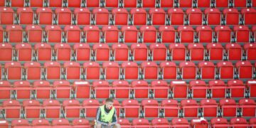 Etäisyyksiä hallitaan myös tyhjillä stadioneilla. Kuvassa Bayern Münchenin vaihtomies tyhjässä katsomossa viime viikonlopun ottelussa Union Berliniä vastaan.