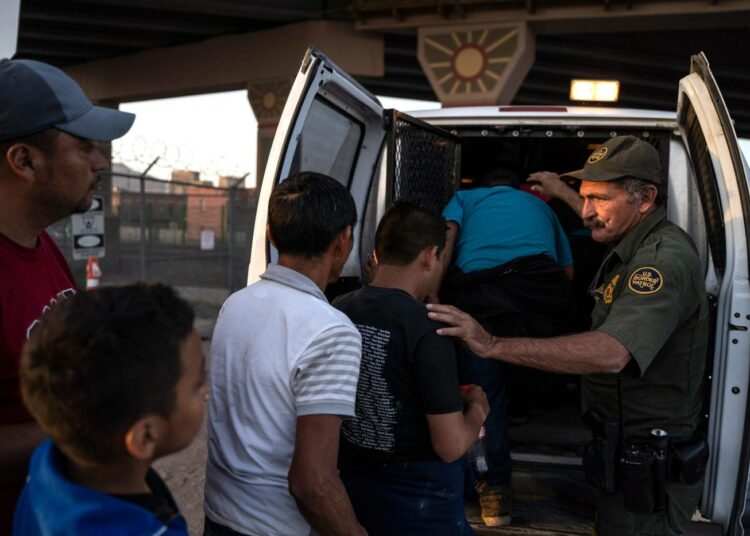 Siirtolaisia siirretään vastaanottokeskuksiin odottamaan asiansa käsittelyä El Pasossa, Texasissa.