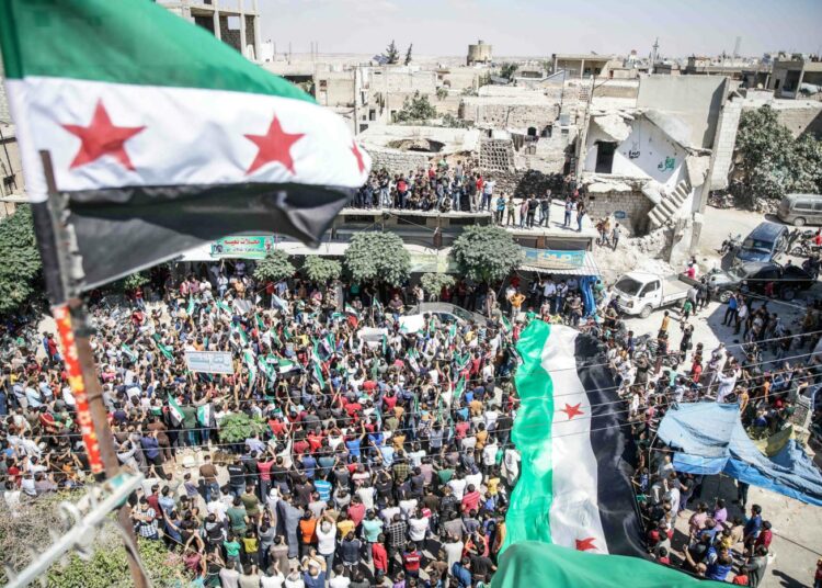 Syyrian hallituksen vastainen mielenosoitus syyskuussa 2018 Kafr Nablin kaupungissa Idlibin maakunnassa.