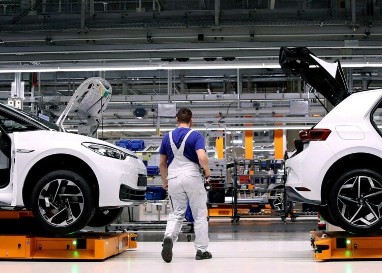Vuonna 2023 voimaan astuva yritysvastuulaki koskee aluksi vain isoja, vähintään 3 000 henkilöä työllistäviä yrityksiä. Kuva Volkswagenin tehtaalta.