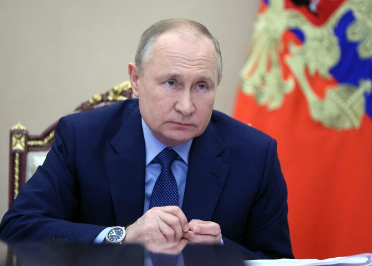 Presidentti Vladimir Putinin olisi syytä paneutua Venäjän talouteen ja kansan elintason parantamiseen.
