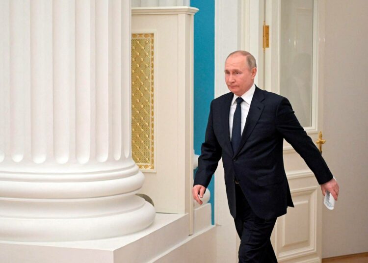 Vladimir Putin saapumassa Venäjän teollisuusjohtajien kanssa pidettyyn kokoukseen Ukrainan sodan alkamisen päivänä 24. helmikuuta.