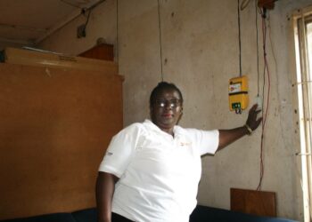 Chiedza Murindo päätti tehdä jotain energiaköyhyydelle Zimbabwen maaseudulla. Itselleen hän asensi aurinkoenergialla toimivan valojärjestelmän, mutta lisäksi hän myy niitä muille sähköttömille talouksille. Naiset ovat entistä enemmän mukana vaihtoehtoisten energiastrategioiden toteutuksessa.
